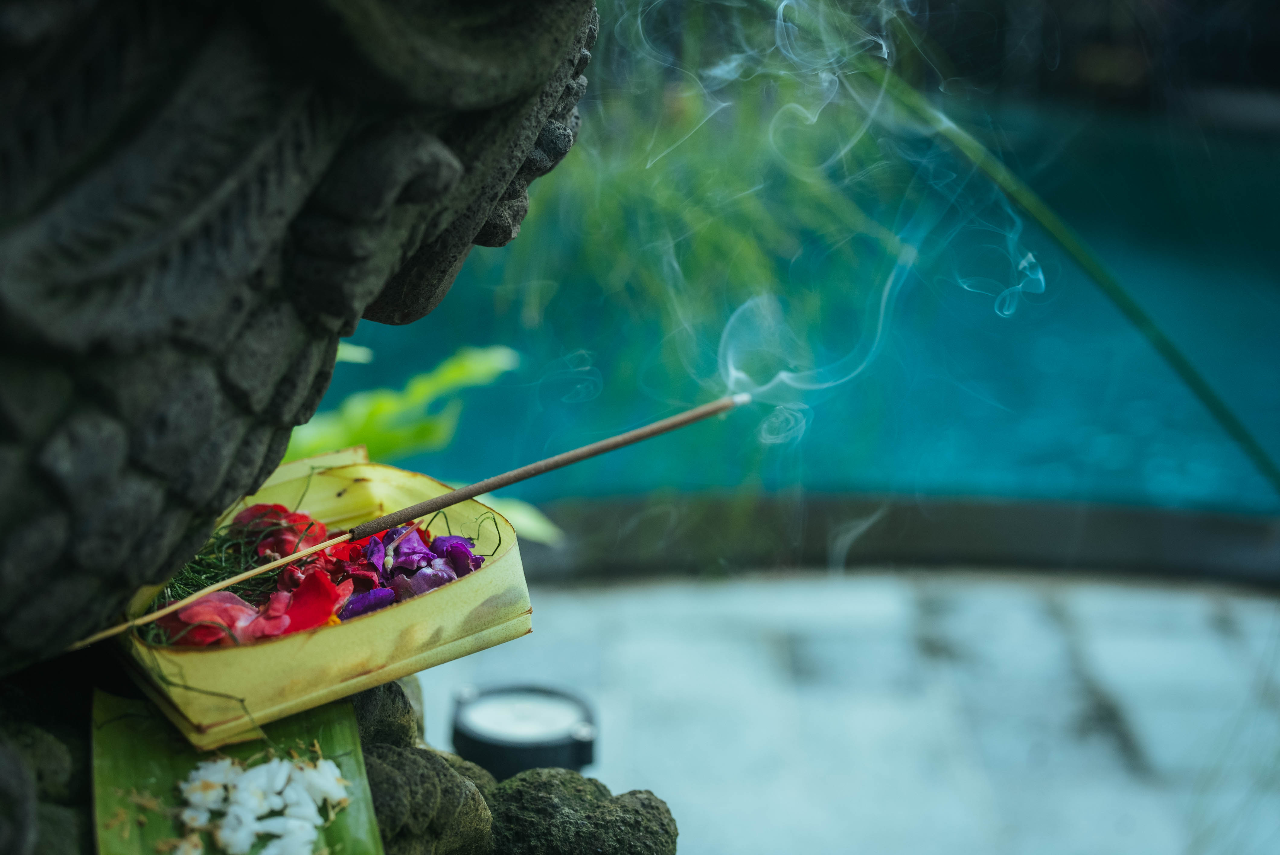 バリ島の寺院に供えられたカナン・サリ（供物）と線香の煙。バリ・ヒンドゥーの祈りの文化